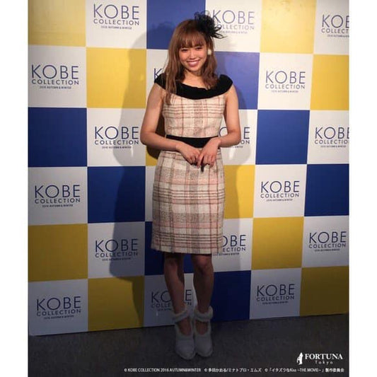 Nonoka Yamaguchi, who has appeared in FORTUNA's tweed jacket in white check at the Kobe Collection