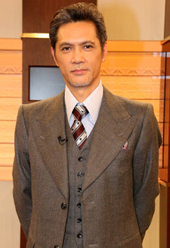 Japanese famous TV star Kato Masaya wearing FORTUNA Tokyo wine red "Pegasus" necktie.